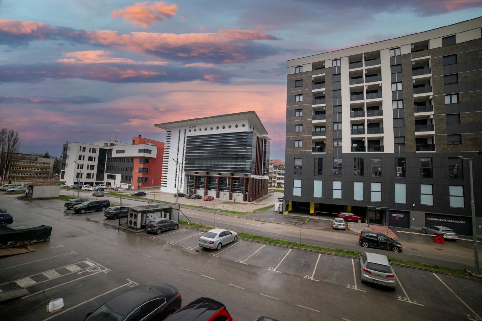 Lukavica Apartment 5 Star מראה חיצוני תמונה