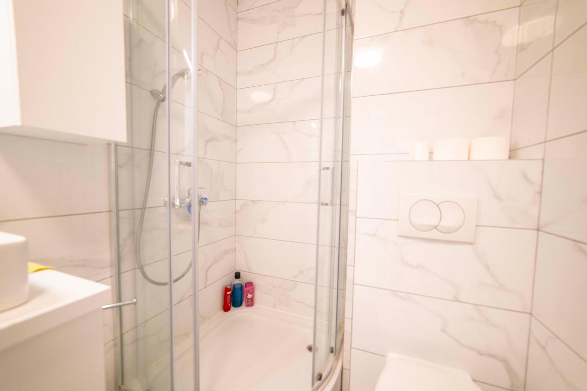 Lukavica Apartment 5 Star מראה חיצוני תמונה